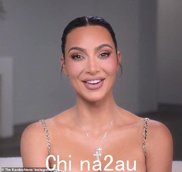 金·卡戴珊(如图)聘请了一名男性保姆,为她的儿子们提供积极的男性榜样