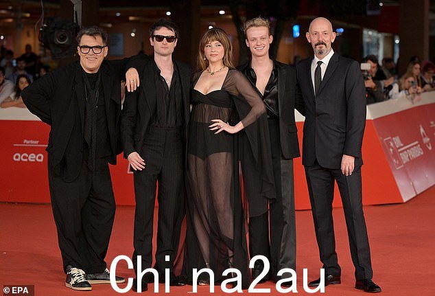 团队:英国导演 Joe Wright、Tom、Haley Bennett、英国演员 Anson Boon 和英国导演 Thomas Napper(从左到右)