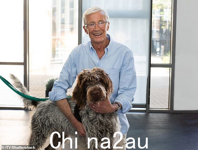 这位电视传奇人物,在他的节目《For The Love of Dogs》中与一只小狗合影,于 3 月去世,享年 68 岁