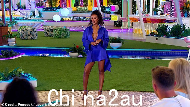 哇!主持人玛雅·贾玛 (Maya Jama) 再次展现出一系列非常迷人的外表,大摇大摆地走进别墅,向岛民们爆出重磅炸弹