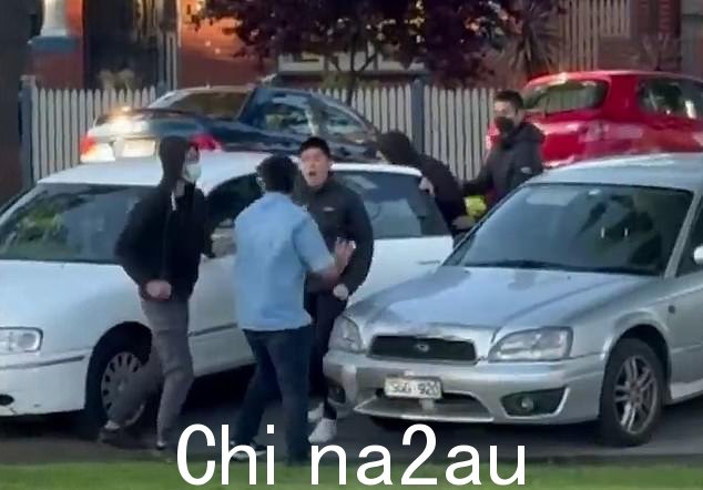 一个男人和他的两个朋友正在注意与一群年轻男子(上图)就其不可靠的 Facebook Marketplace 促销活动进行质询后,遭到了他们的攻击