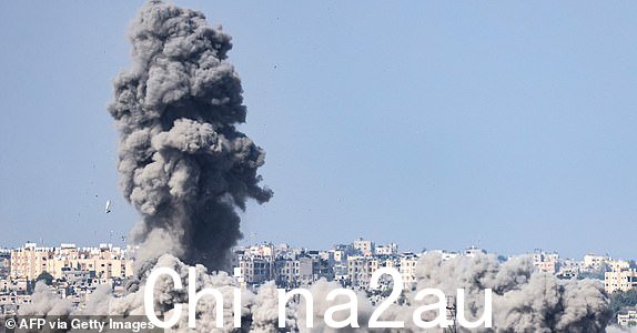 编者注：图文内容/2023 年 10 月 20 日从以色列南部城市斯德洛特拍摄的照片显示，以色列与巴勒斯坦组织哈马斯之间的战斗正在进行中，以色列发动袭击后，加沙地带北部上空升起浓烟。自 2023 年 10 月 7 日以来，数千人（包括以色列人和巴勒斯坦人）死亡，此前以加沙地带为基地的巴勒斯坦哈马斯武装分子发动突然袭击进入以色列南部，导致以色列于 10 月 8 日向加沙哈马斯宣战。（杰克摄） Guez / 法新社）（JACK GUEZ/法新社通过 Getty Images 拍摄）