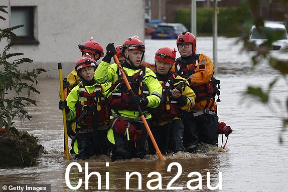 BRECHIN，苏格兰 - 10 月 20 日：救援队成员涉水而过2023 年 10 月 20 日，苏格兰布里钦发生洪水。今天凌晨，洪水冲破了防洪堤，靠近河流的地区已被淹没。苏格兰将发布罕见的红色天气警告，英格兰北部将发布琥珀色警告，直至周六风暴“巴贝特”席卷全国。 （杰夫·J·米切尔/盖蒂图片社拍摄）
