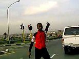 可怕的时刻南非驾车者碾过儿童劫车者，劫车者用枪指着他......四个月前，骗子在同一段道路上用斧头袭击了他的车辆