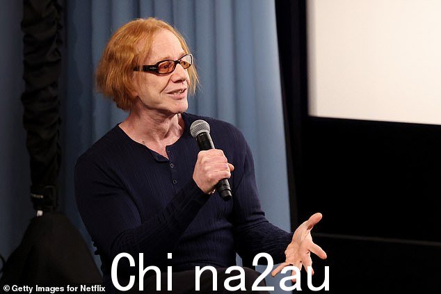 裸体:诉讼还显示,每当她与埃尔夫曼单独在一起时,他都会“脱掉所有衣服,直到完全裸体,并在原告面前裸体走来走去,暴露了他的身体”。生殖器'