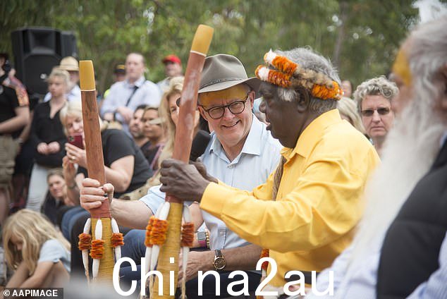 上周六,超过 60% 的澳大利亚人拒绝了议会提出的原住民之声(图为总理安东尼·艾博尼斯在加尔马八月的节日)