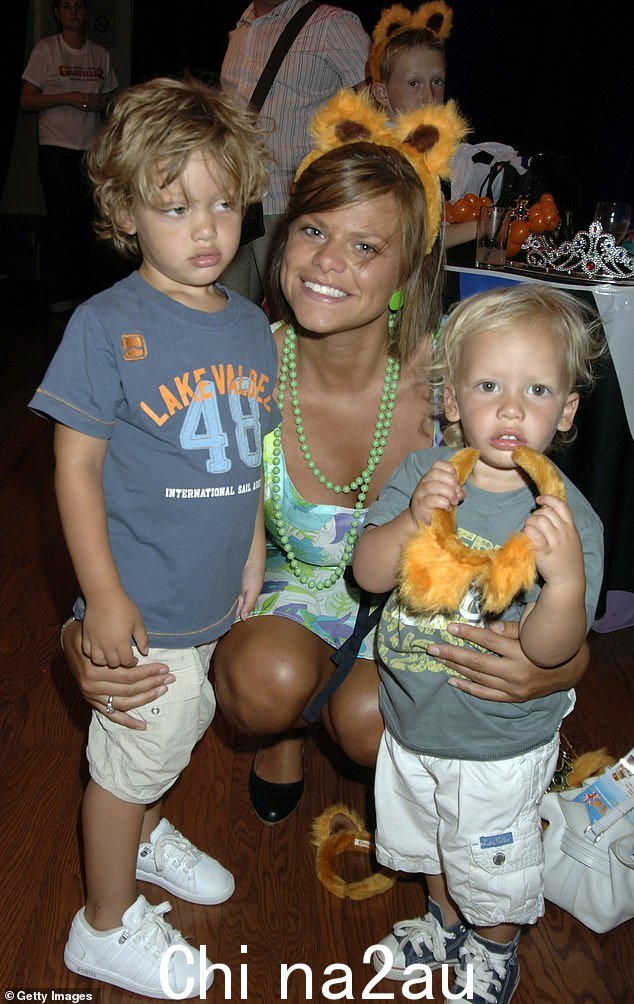 电视节目主持人 Jeff Brazier 和已故的老大哥名声 Jade Goody 的儿子,他的母亲在一场与宫颈癌的公开斗争后于 27 岁去世,当时他只有 5 岁