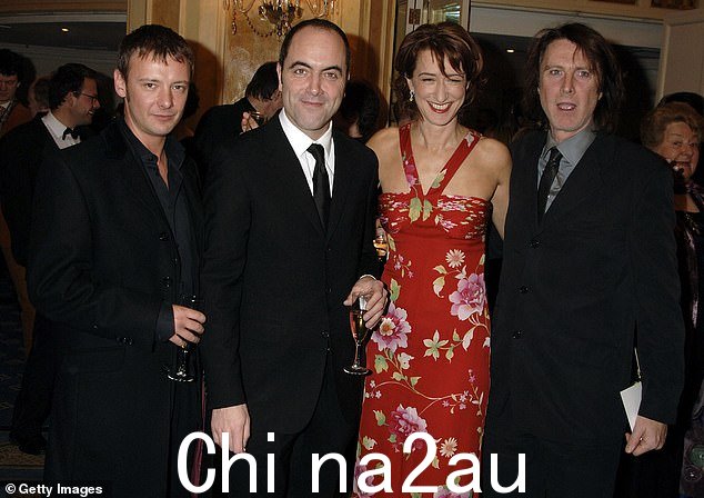演员约翰·西姆 (John Simm)、詹姆斯·内斯比特 (James Nesbitt)、海顿·格温 (Haydn Gwynne) 和大卫·斯雷法尔 (David Threlfall) 出席 2006 年 2 月在伦敦希尔顿酒店举行的劳伦斯·奥利弗奖颁奖典礼前的招待会