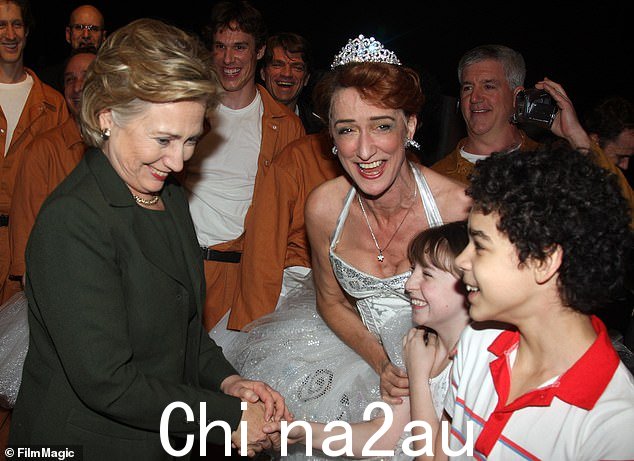 希拉里·克林顿于 2008 年在纽约帝国剧院的百老汇音乐剧《比利·埃利奥特》后台向海顿·格温和大卫·阿尔瓦雷斯以及演员们致意