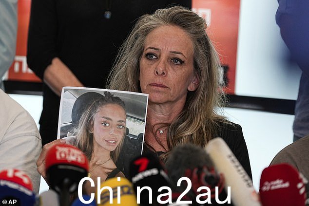 Keren,米娅·谢姆的母亲以及被绑架和失踪者家属的代表加沙哈马斯武装分子举行新闻发布会