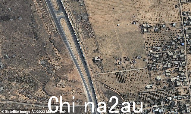 这张讲义卫星照片拍摄于 2023 年 10 月 20 日,显示人道主义援助卡车在埃及北西奈省谢赫祖瓦伊德附近的车队中行驶,前往埃及东北部和加沙地带南部之间的拉法过境点。几天来,货机和卡车一直在向拉法运送人道主义援助物资,但到目前为止还没有任何物资运抵加沙