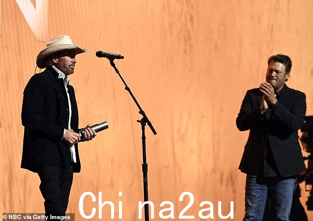 Keith 接受由 Blake Shelton 颁发的国家偶像奖