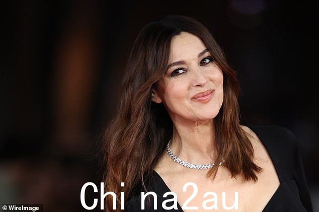 美丽:她只用淡淡的妆容就展示了她永恒的美丽