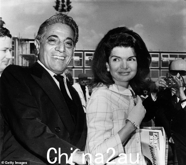 过去:1966 年,他为了杰基·肯尼迪离开了她,但有报道称,当他们恢复恋情时,他们仍会在巴黎见面; 1968 年 10 月 17 日,亚里士多德与杰姬