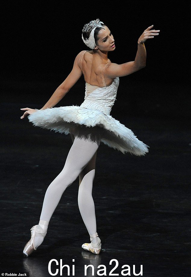 Francesca Hayward 于 2020 年 11 月 12 日在皇家歌剧院演出皇家芭蕾舞团制作的《天鹅湖》