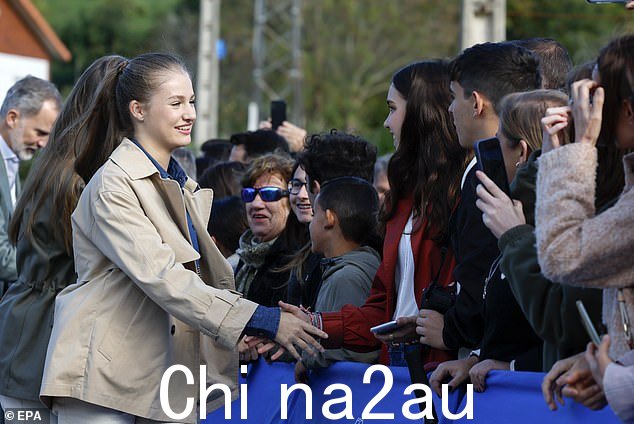 皇室粉丝遇见未来的女王!目前正在接受军事训练的莱昂诺公主与排队等候的人们握手