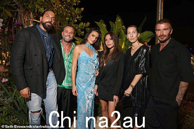 发布:David 还选择了全黑套装,搭配一件超大衬衫和一些时尚裤子(L-R Ben Gorham、David、Isabela、Victoria、Natasha Gorham 和 David)