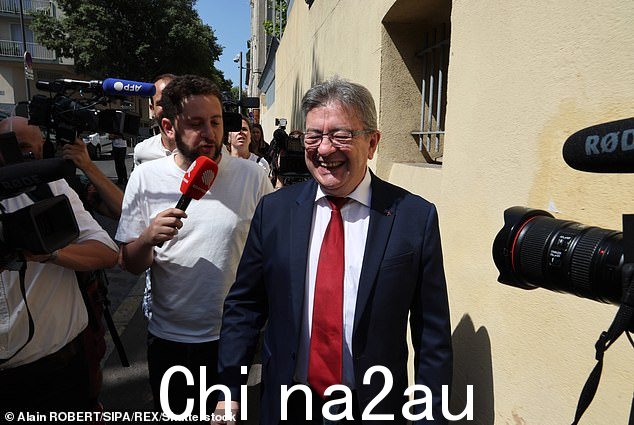在左边,他面对着 Jean-Luc Melenchon,如图所示,尽管 Attal 先生应该获得中间派选票