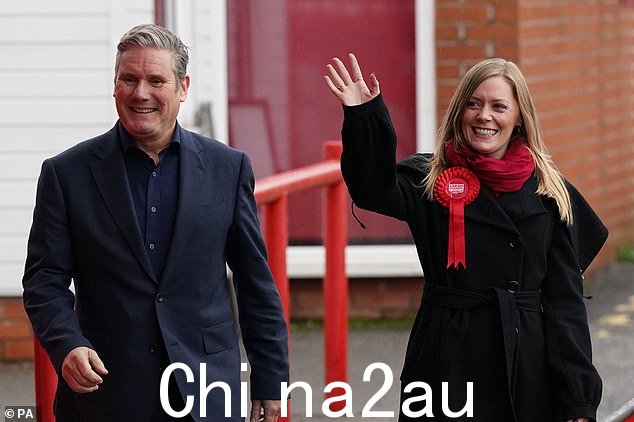 新当选的工党议员 Sarah Edwards 与党魁 Keir Starmer 爵士在塔姆沃斯足球俱乐部