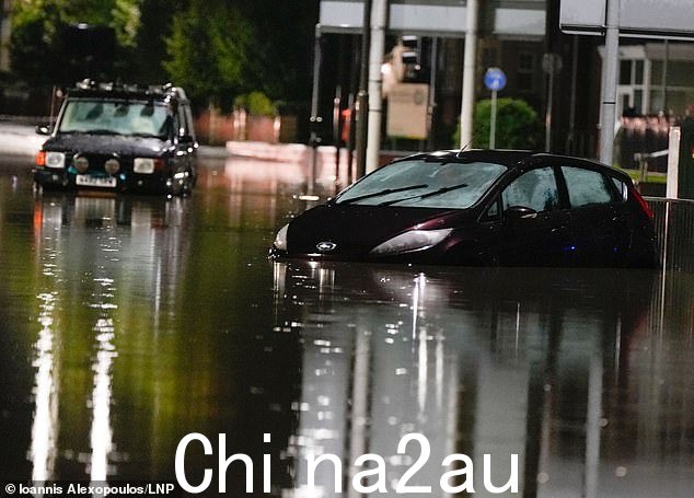 德比郡:周六清晨切斯特菲尔德的车辆被遗弃在洪水中