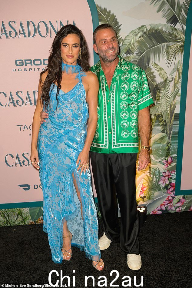 情侣:David 和 Isabella Grutman 大胆的套装引人注目