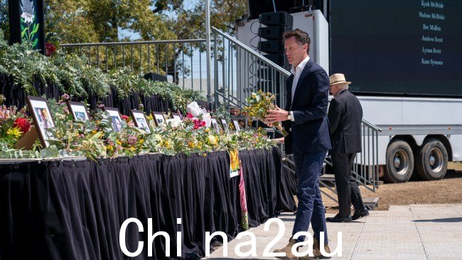 克里斯·明斯 (Chris Minns) 在照片前献花,纪念在猎人谷巴士事故中丧生的 10 名生命。图片:新南威尔士州政府