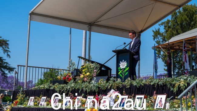新南威尔士州州长 Chris Minns 在追悼会上发表讲话为周六猎人谷巴士事故的受害者。图片：新南威尔士州政府