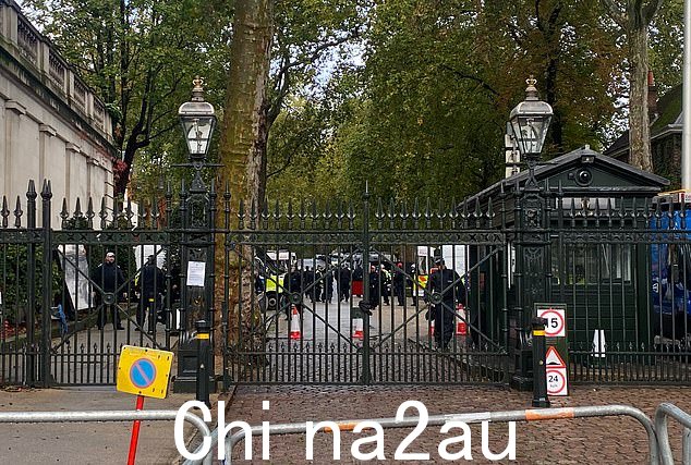 周六早上,数十名警察聚集在以色列大使馆外