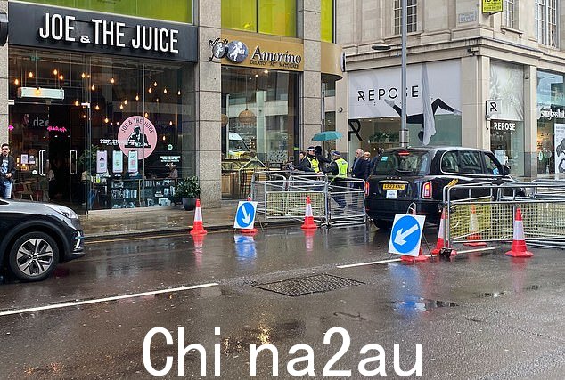 警察在肯辛顿设置路障以应对抗议活动