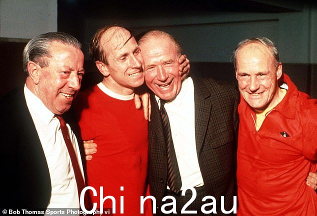 他为曼联攻入 249 粒进球,其中包括著名的 1968 年欧洲杯决赛战胜本菲卡队的两粒进球。图为:查尔顿在决赛后与他的经理马特·巴斯比爵士(右二)、吉米·墨菲(左)和杰克·克朗普顿在一起