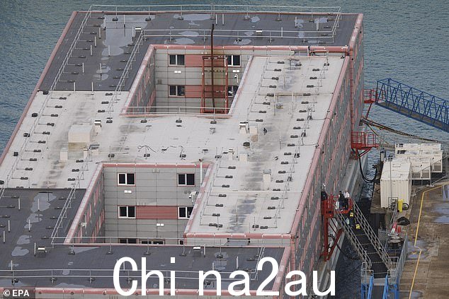 移民返回波特兰的毕比·斯德哥尔摩驳船。政府顾问表示,如果卢旺达政策被裁定非法,保守党将不得不在下次选举中开展活动,要求英国退出欧洲人权法院