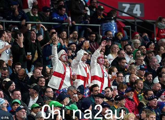 2023 年橄榄球世界杯半决赛在法兰西体育场看台上的英格兰球迷