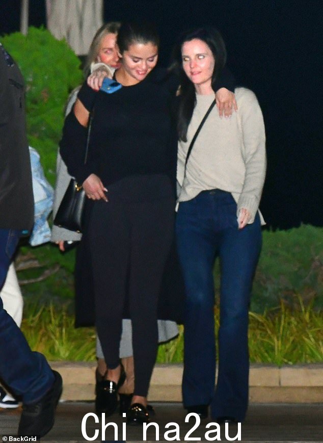 该出发了:周五晚上,赛琳娜·戈麦斯 (Selena Gomez) 与一群朋友离开马里布的 Nobu 时被拍到
