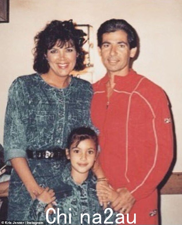家庭:一张金姆与克里斯及其已故父亲罗伯特·卡戴珊 (Robert Kardashian, Sr.) 于 20 世纪 80 年代拍摄的复古照片,其中金姆和克里斯穿着相配的酸洗牛仔服装