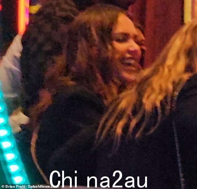 发牌:这位 42 岁的女演员似乎非常享受在罪恶之城的时光,她和朋友们一起坐在二十一点牌桌上,充分利用了赌场的赌博设施
