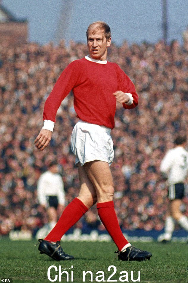 很少有人能比迷人的中场球员鲍比·查尔顿 (Bobby Charlton)(图为 1968 年为曼联效力)在足球界留下更大的印记