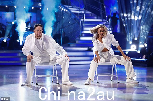 移动:舞蹈结束后,首席评委雪莉·巴拉斯 (Shirley Ballas) 告诉他们:“我觉得你们非常情绪化,在这种情况下,你们让我非常情绪化”