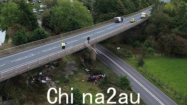 与桥梁的碰撞涉及一辆深红色 Vauxhall Grandland,该车当时正在从 Gargrave 路环岛向 Keighley 方向的绕道向南行驶