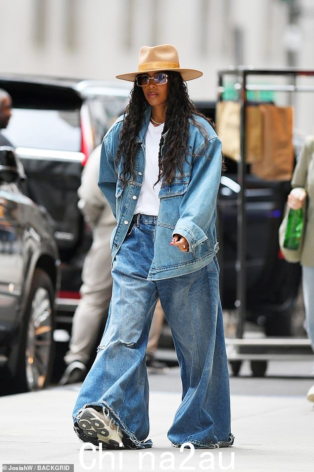 双层牛仔布:凯莉·罗兰 (Kelly Rowland) 周六在纽约外出时看起来毫不费力地很酷