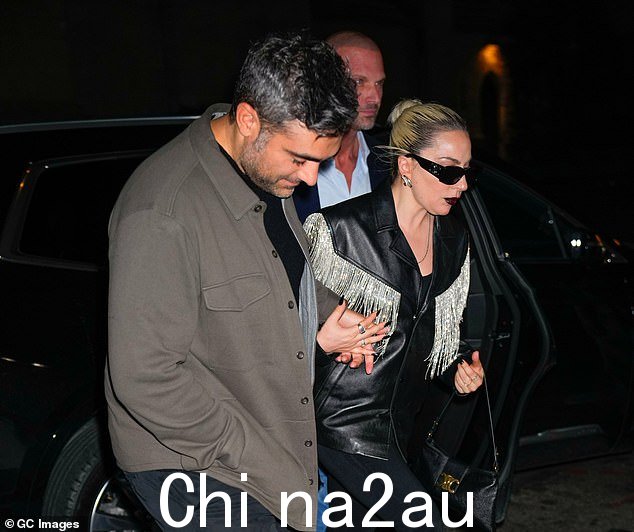 嘉宾:Lady Gaga 也被发现离开了庆典,她看起来典型地穿着黑色皮夹克、银色流苏和黑色太阳镜