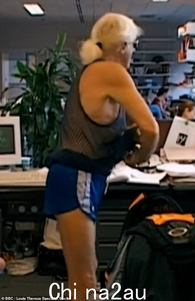 2001 年,萨维尔访问了 Theroux 的 BBC 办公室,拍摄了一部简短的后续纪录片。这位电影制片人回忆道:“他穿着不合适,他的行为令人毛骨悚然,但当时,和其他人一样,我觉得这是他喜剧角色的一部分。” class=