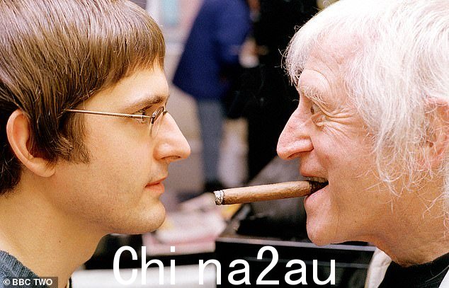 虽然没有迹象表明路易斯可能知道萨维尔的罪行,但这位记者因在纪录片中只简单地提及萨维尔可能是恋童癖的广泛谣言而受到批评