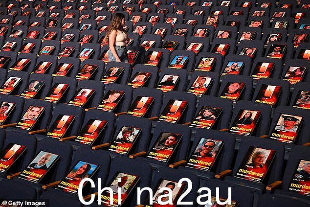 令人心碎的展览是该大学本周在“联合反恐”座右铭下举办的,以回应 10 月 7 日以色列南部发生的大屠杀