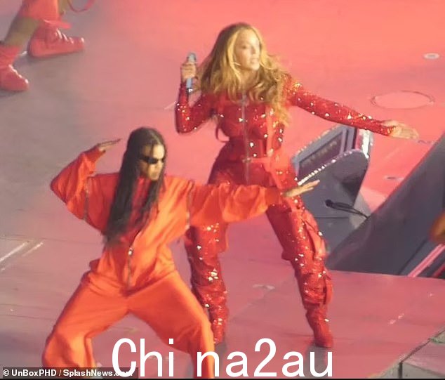 惊喜!在开始她的文艺复兴巡演后,碧昂丝在五月份带着女儿 Blue Ivy 在伦敦惊喜登台,让她的歌迷们陷入了疯狂