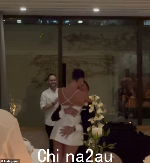 为了接待,29 岁的 Talia 换上了一件有趣的白色迷你连衣裙,采用珍珠色调面料,方便切割地毯