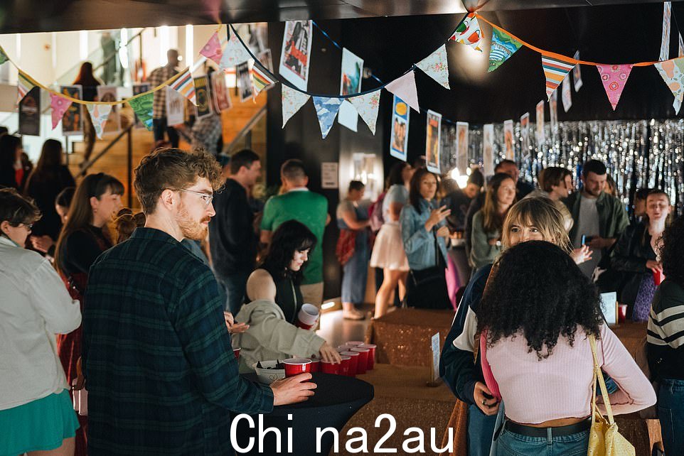 Time Out 继续说道,这里还“遍布着独立酒吧、素食餐厅、手工咖啡馆和酵母披萨店——认为该地区是任何受朴素、后工业魅力所影响的人的必去之地。” Time Out 建议您在八月的最后一个周末前往 Smithfield Fleadh,这是一个为期两天的活动,提供“现场爱尔兰音乐、当地艺术和朦胧的夏日夜晚品脱啤酒”。 class=