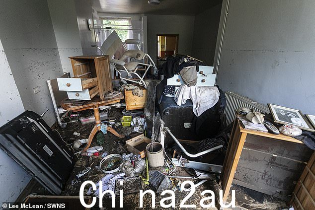墙上的水印表示水进入吉尔伯特夫人家并夺走她生命时的高度