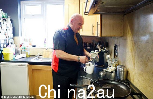 Dave Courtney 在伦敦东南部一个不起眼的角落里的家中,在他非常普通的厨房里泡了一杯茶