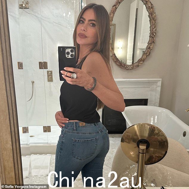 '#TheMarisol':周日,索菲亚·维加拉 (Sofía Vergara) 为她的沃尔玛品牌 Sofia “Marisol” 蓝色牛仔裤做模特,展示了她漂亮的臀部,这条牛仔裤的价格不到 30 美元,但目前只有黑色