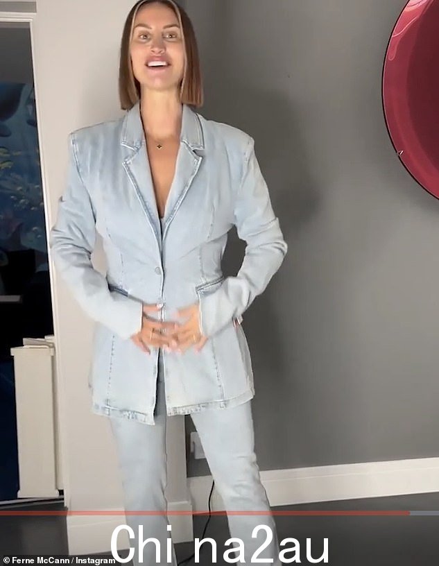 成就:这位电视名人自豪地与她的 Instagram 粉丝分享,她成功地再次穿上牛仔西装外套和牛仔裤套装